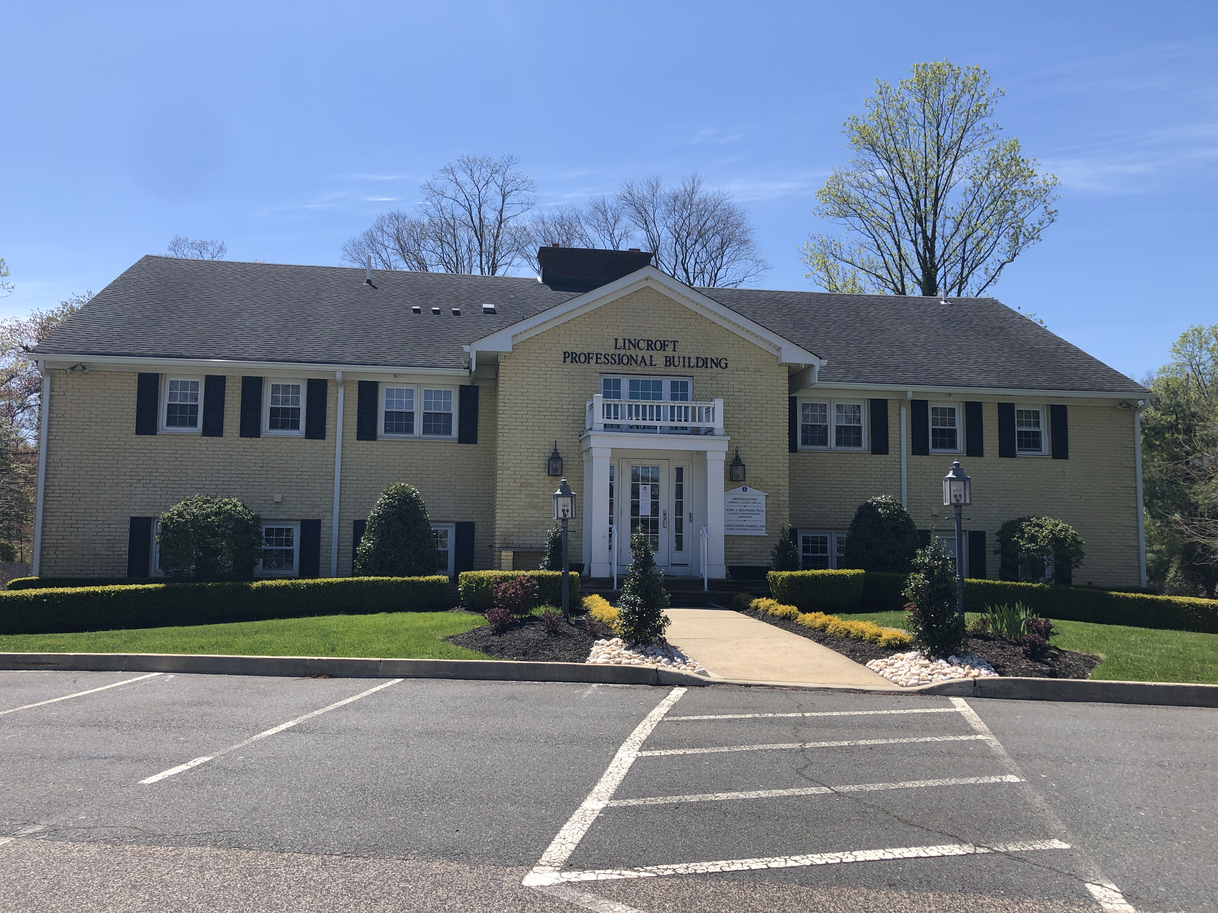 Front of building Picture 
